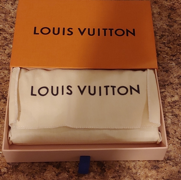 Authentic brand new LOUIS VUITTON Sarah wallet - Picture 2 of 6
